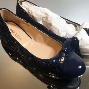 NWT Prada Navy Patent Leather Bow Scrunch Flats
